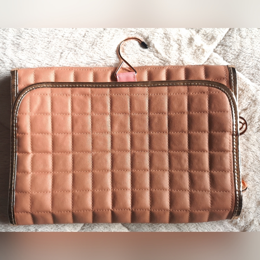 NWOT QUO HANGING COSMETIC BAG